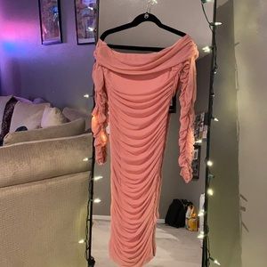 Pink off the shoulder rushed dress. Súper flattering!